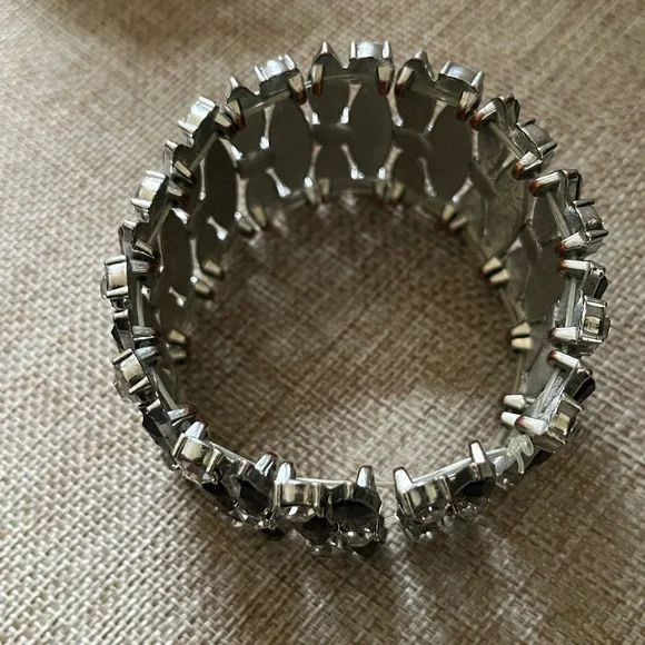 Elegant Black and Silver Bracelet - Picture 4 of 4